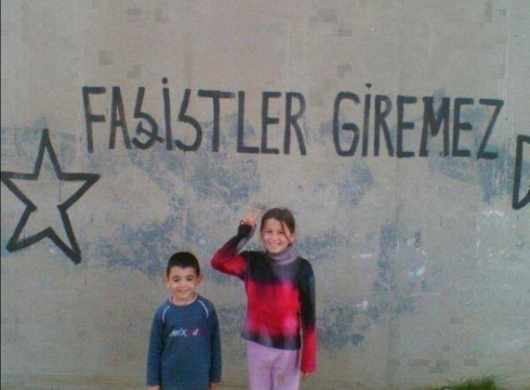 Kürt halkına teşekkür ettiğim için takipten çıkanlar olmuş. Çok sevindim. Görmeyen duymayan varsa bir kez daha söylüyorum;
En büyük teşekkürü kürt halkı hakediyor.