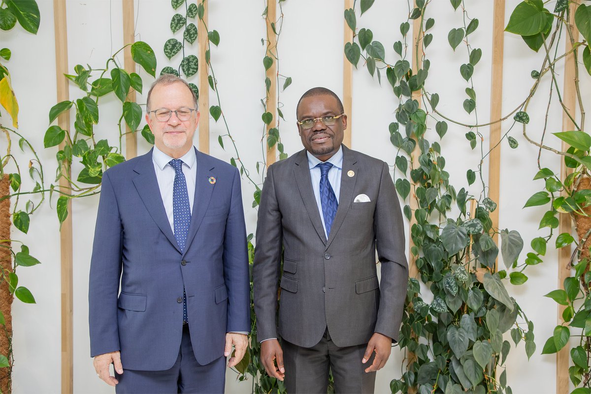 Thank you @DrTedChaiban and the @UNICEF team for a very fruitful discussion during #WHA76, which focused on strengthening our partnership to enhance supply chain management for #COVID-19 vaccines and other medical-counter-measures.