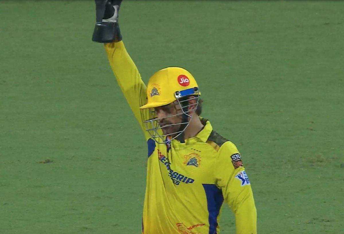 MrRathna's tweet photo. Already 2 catches dropped, Lot of Half chances, missed runouts &amp;  poor fielding everywhere making it look like its not our day.  Then came @msdhoni 🔥🔥🔥🔥. Game On da 👊.
#CSKvsGT https://t.co/fUC0aaFxKD