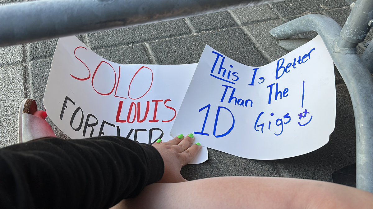 📸| Signs from the fans for tonight's concert! #FITFWTlaval

moonftlouis