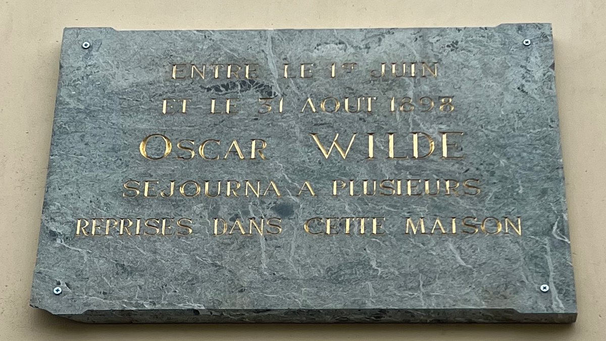 Pas loin de la porte Saint-Antoine <a href="/CVersailles/">Château de Versailles</a> ,
"Entre le 1er juin et le 31 août 1898, Oscar Wilde séjourna à plusieurs reprises dans cette maison."
<a href="/versailles/">Versailles</a> #histoire #littérature #histoire #litterature