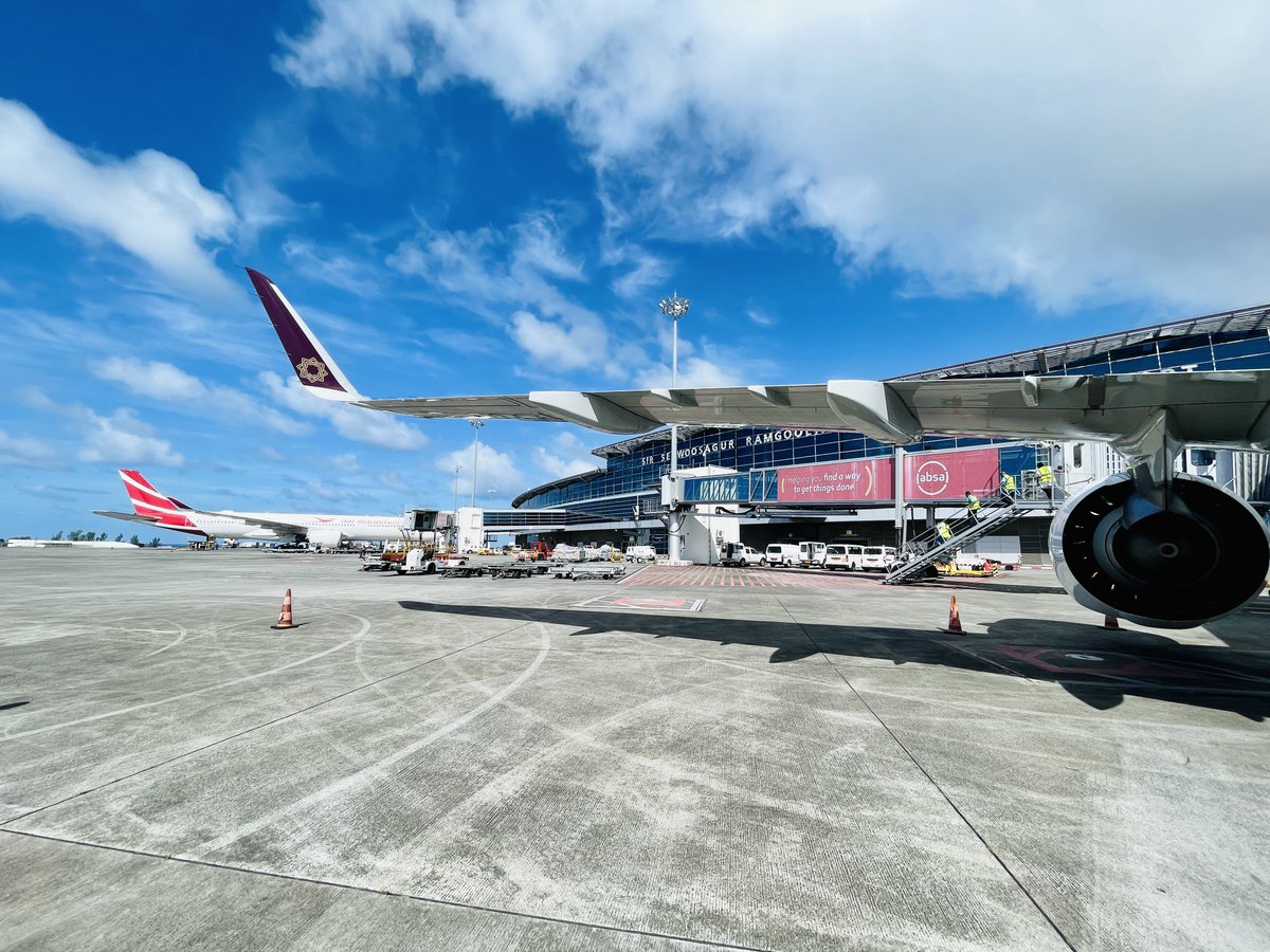 tweetpratikm's tweet photo. B-roll #vistara #airbus #a321Neo #lifeontheramp #cfm #leap1a #mauritius #UK242 #VTTVG https://t.co/OqsFj4Ji2G