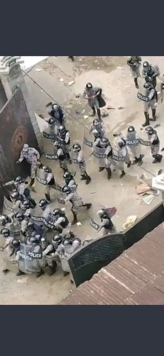 newal_a's tweet photo. Plus de 33 mosquées ont été détruites en Éthiopie (🇪🇹) ces dernières semaines. Ce vendredi après la prière du Jummuah, une manifestation a eu lieu contre ces actes islamophobes, 3 manifestants ont été tués à l’intérieur de la mosquée et on compte plus de 50 blessés https://t.co/9xf6t82UVM