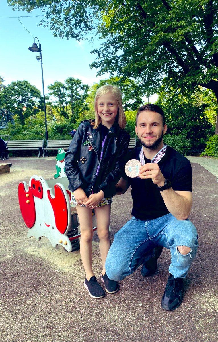 Emma saskuma, jo netikām cauri pūlim pie pieminekļa, lai kaut pa gabalu redzētu hokejistus.. Izgājām vakara pastaigā, kur Mārtiņš Dzierkals pats atnāca uz Ziedoņdārza bērnu laukumiņu, lai pabildētos ar visiem bērniem. Lūk tas ir 🥹🤩🇱🇻