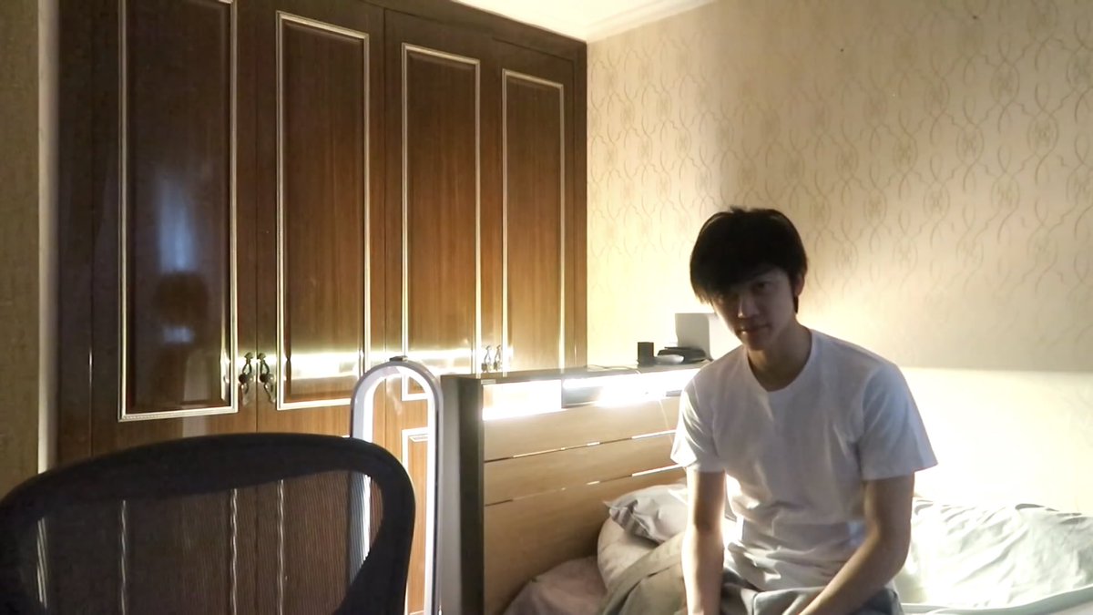 จำได้เลยอะ ช่วงที่ relay cam คลิปนี้ของแจมินออกมันเป็นช่วงที่เรียนออนไลน์กัน แล้วคือตลกมาก ตั้งรูปนี้เป็นพื้นหลัง โดนอาจารย์ทักว่าแฟนหรอที่นั่งอยู่ข้างหลัง55555555 แล้วคือก็นั่งอยู่อย่างงี้ทั้งคลาสอะ ไม่ลุกไปไหนด้วย บางทีเพื่อนในเซคก็มีแฟนคนเดียวกันกับเรา555555555