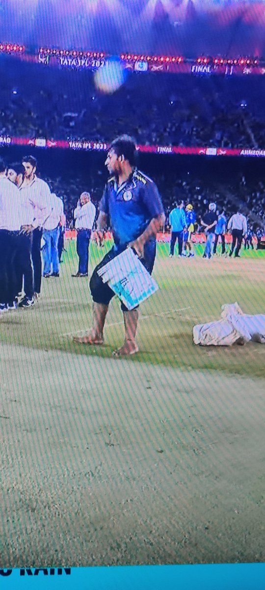 amit_arigon's tweet photo. Rain 🌧️☔  @IPL in the era of AI why we have not prepone the match during day time.  With the help of spong people are trying to dry the pitch. Almost 2 Cr people are watching this funny act. We should have a good machine to do this activity in a few minutes #NarendraModiStadium https://t.co/rHGtwYGmRL
