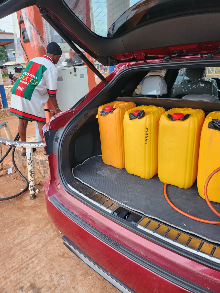 jujupunter's tweet image. Broke but "FUELLY" Rich