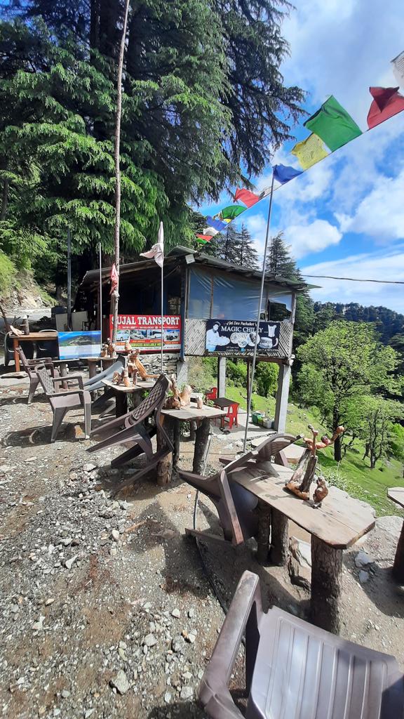 Found a lone cafe on the way to Barot valley. The owner turned his #cafe into an art gallery with pieces he had created from randomly shaped #Wood. Not much of a talker, kept humming with a #Smile. He was there but also kind of not there 🙂 #traveling is such an enriching exp.