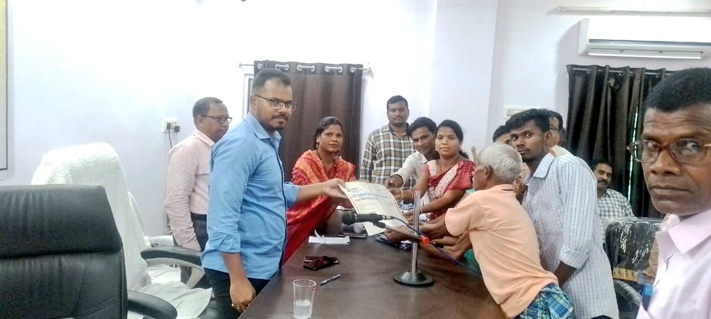 SSEPD2's tweet image. Collector, Nuapada distributed Revolving Funds to Mission Kshyamata SHG and Hearing Aids  to PwDs in Joint Grievance Hearing held  at Sinapali block of Nuapada District. @CMO_Odisha @Ashokpandabbsr #SelfHelpGroup #HearingAid #RevolvingFund #GrievanceHearing #Nuapada #OdishaCares