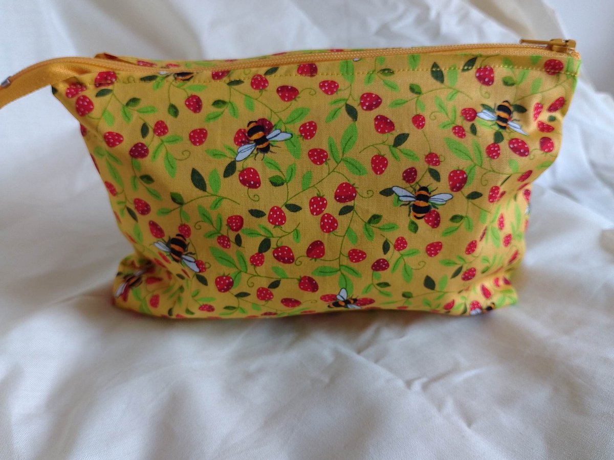AnnaJLacey's tweet photo. Excited to share the latest addition to my #etsy shop: Small 8"x5"x1" ( 21x13x3 cms) make up bag, bright yellow, with bees and fruits and flowers, handbag tidy Red lining and zipper closing. https://t.co/AVS2m1XVRh #yellow #bees #flowers #fruits #red #lined #zipperclos https://t.co/tUEC59QmMh