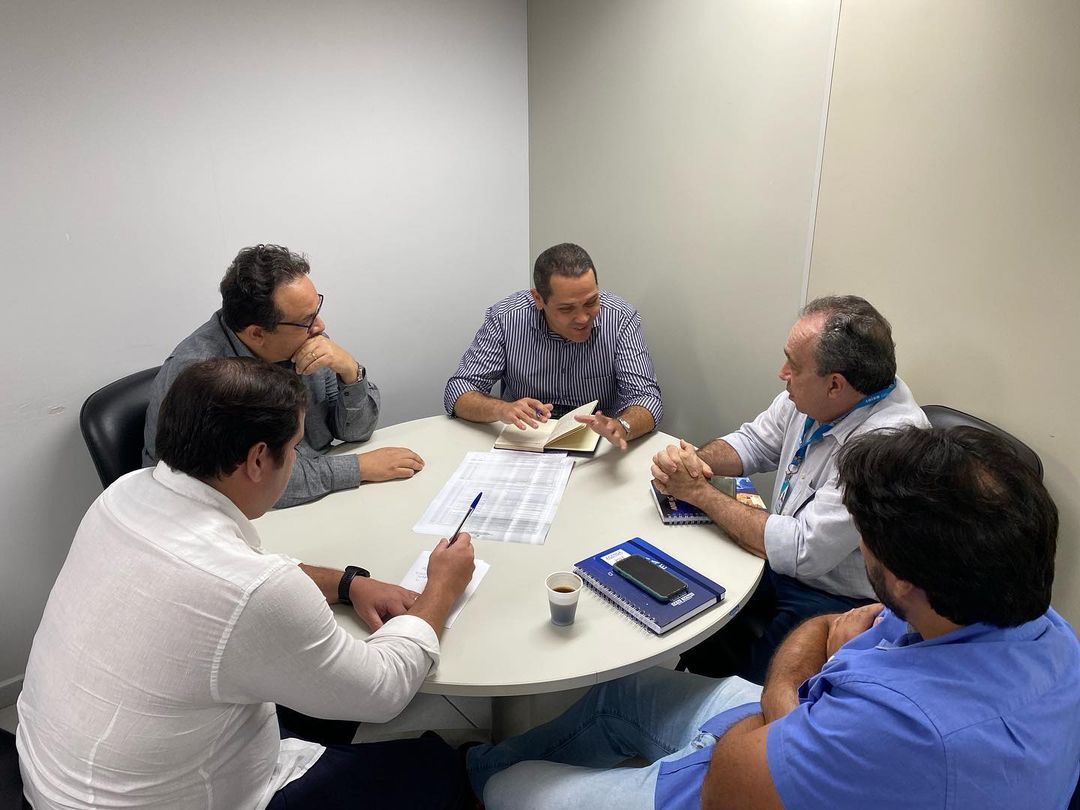 seinfraal's tweet photo. As reuniões foram para realizar o alinhamento de várias obras, que estão em desenvolvimento por todo estado, como o esgotamento sanitário, abastecimento de água, a construção da Bacia Leiteira e o Canal do Sertão. https://t.co/PUMIFwlZj4