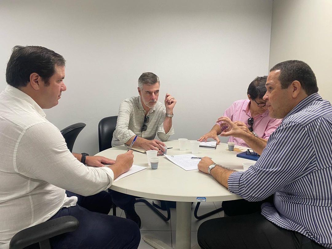 seinfraal's tweet photo. Por aqui, a semana começou com muito trabalho! Por determinação do secretário Rui Palmeira, os secretários executivos Gustavo Acioli e Diogo Coutinho, juntamente aos superintendentes Alexandre Barros e Carlos Eduardo, receberam as equipes da Sefaz, Seplag, Encibra e da Caixa. https://t.co/2Cb0NOJOn7