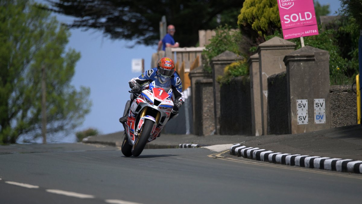 ttracesofficial's tweet photo. Bray Hill has seen some serious speeds on the first solo qualifying session of #TT2023 today, with unnofficial lap records and plenty of 130+mph laps. 😁

#Superbike #Superstock #TTQualifying1 #Motorbikes #RoadRacing https://t.co/5p9D5Lwrpm