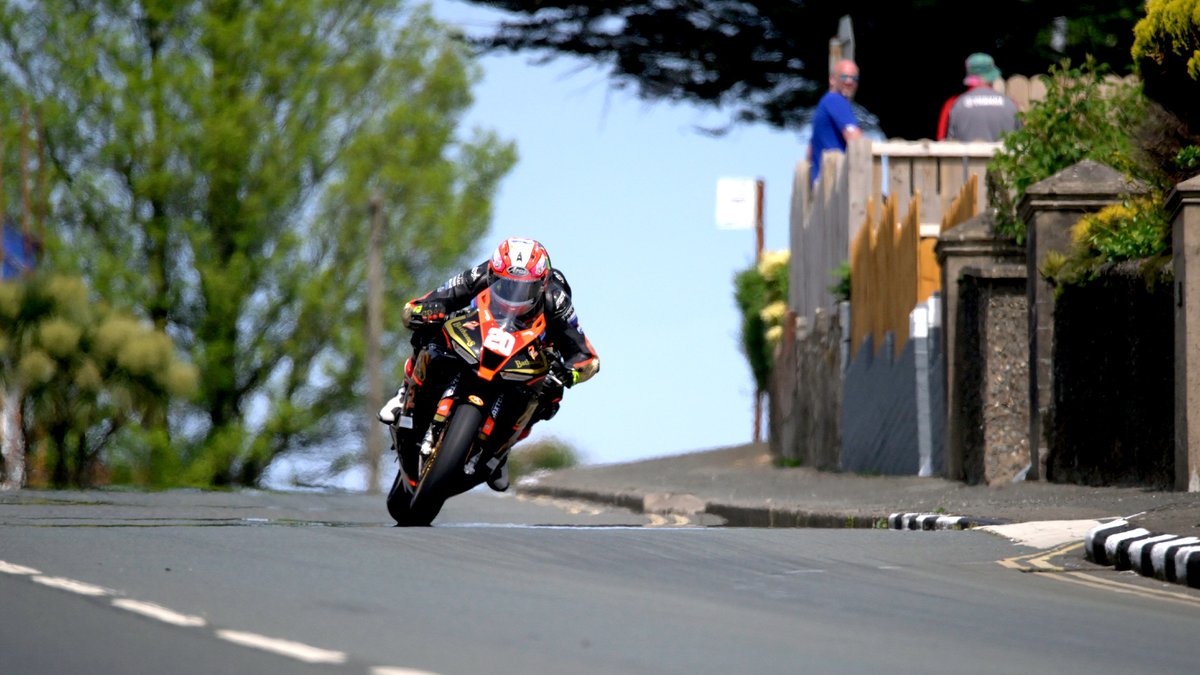 ttracesofficial's tweet photo. Bray Hill has seen some serious speeds on the first solo qualifying session of #TT2023 today, with unnofficial lap records and plenty of 130+mph laps. 😁

#Superbike #Superstock #TTQualifying1 #Motorbikes #RoadRacing https://t.co/5p9D5Lwrpm