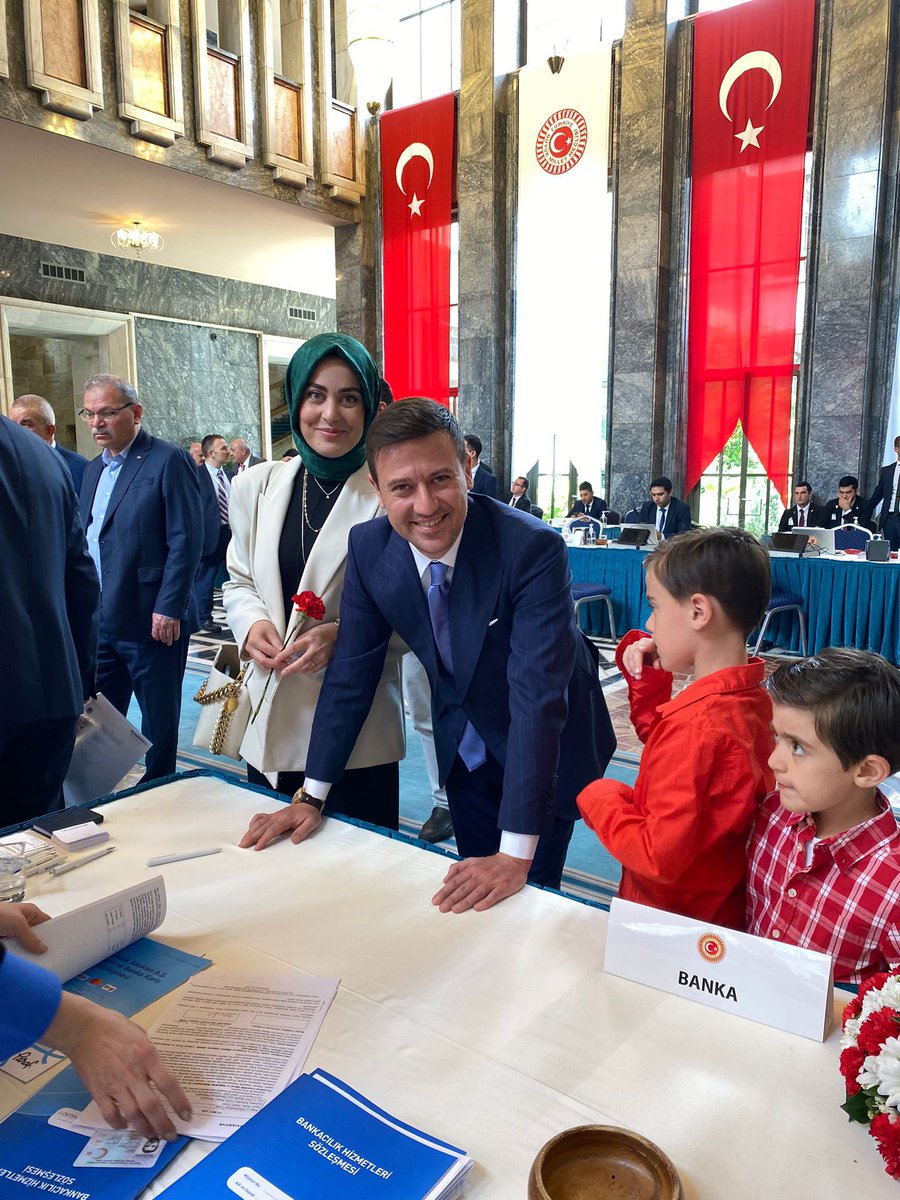 Bugün eşim ve çocuklarımla birlikte T.B.M.M’de kayıt yaptırdım. İlk olarak şahsımın milletvekili seçilmesinde irade gösterip, tercihlerini Ak Partimizden yana yapan seçmenlerimize teşekkür ediyorum. İkinci olarak da hayatıma kattığı tüm değerler ve arkamdaki sonsuz desteğinden