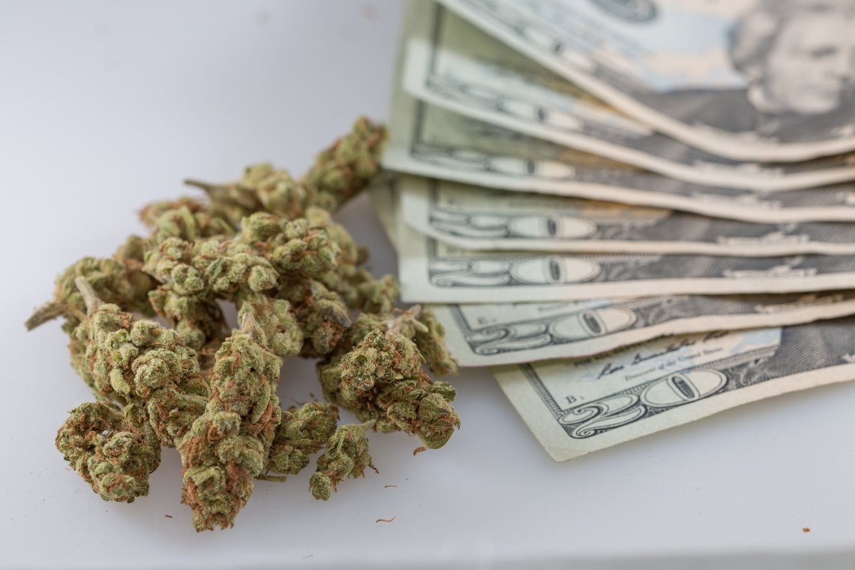 tomangell's tweet photo. Illinois lawmakers sent Gov. J.B.  Pritzker budget legislation that contains provisions to let marijuana businesses take state-level tax deductions that they are prohibited from utilizing at the federal level due to 280E.

https://t.co/Sw2zzIddW3 https://t.co/URm9yofwx2