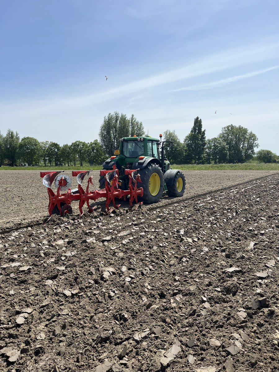 Rickjd3050's tweet photo. Ertwenland ploegen met demoploeg @dickklokdealer en gelijk dichtrijden,  morgen eindelijk zaaien https://t.co/pvvdy1Sh3P