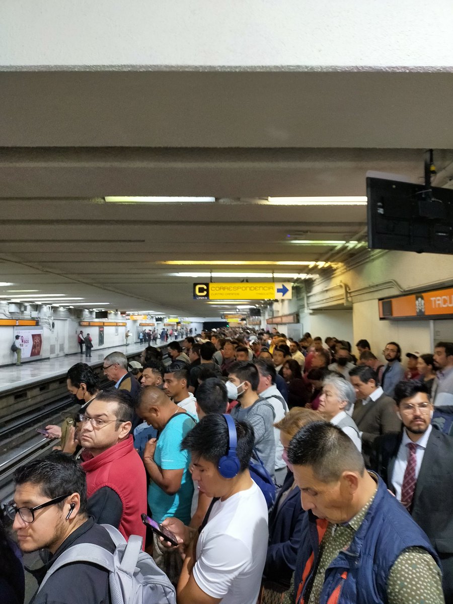 maugusto85's tweet photo. @MetroCDMX Tacuba a las 8:47, más de 10 min para que saliera un tren https://t.co/caHPHbPkDW