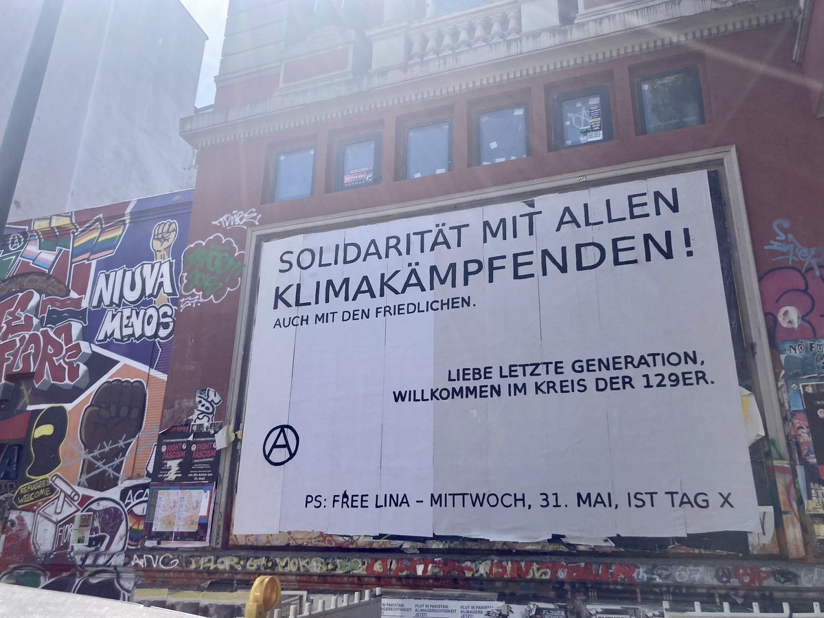 Redskinsberlin's tweet photo. „Solidarität mit allen Klimakämpfenden, auch mit den Friedlichen“ #Hamburg  #RoteFlora https://t.co/4Y1hLHkdtU