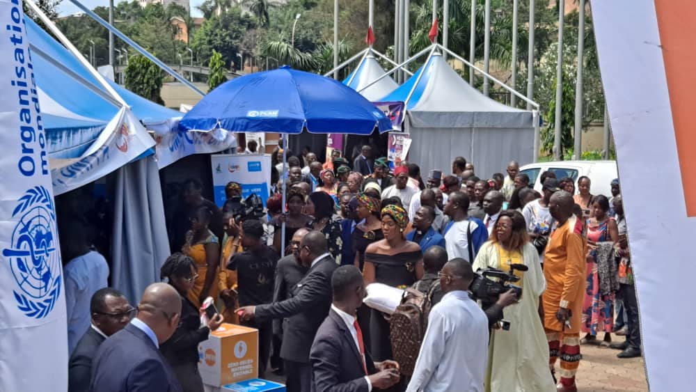 PlanCameroon's tweet photo. Cérémonie officielle de lancement du SIMAPE.
Représentant S.E.M Manaouda Malachie, Ministre de la Santé Publique, l'Inspectrice Générale du (MINSANTE) remercie le Directeur National de PIC pour son implication dans la préparation et la tenue du SIMAPE au Cameroun.
#SIMAPE https://t.co/wA0i8eomVs