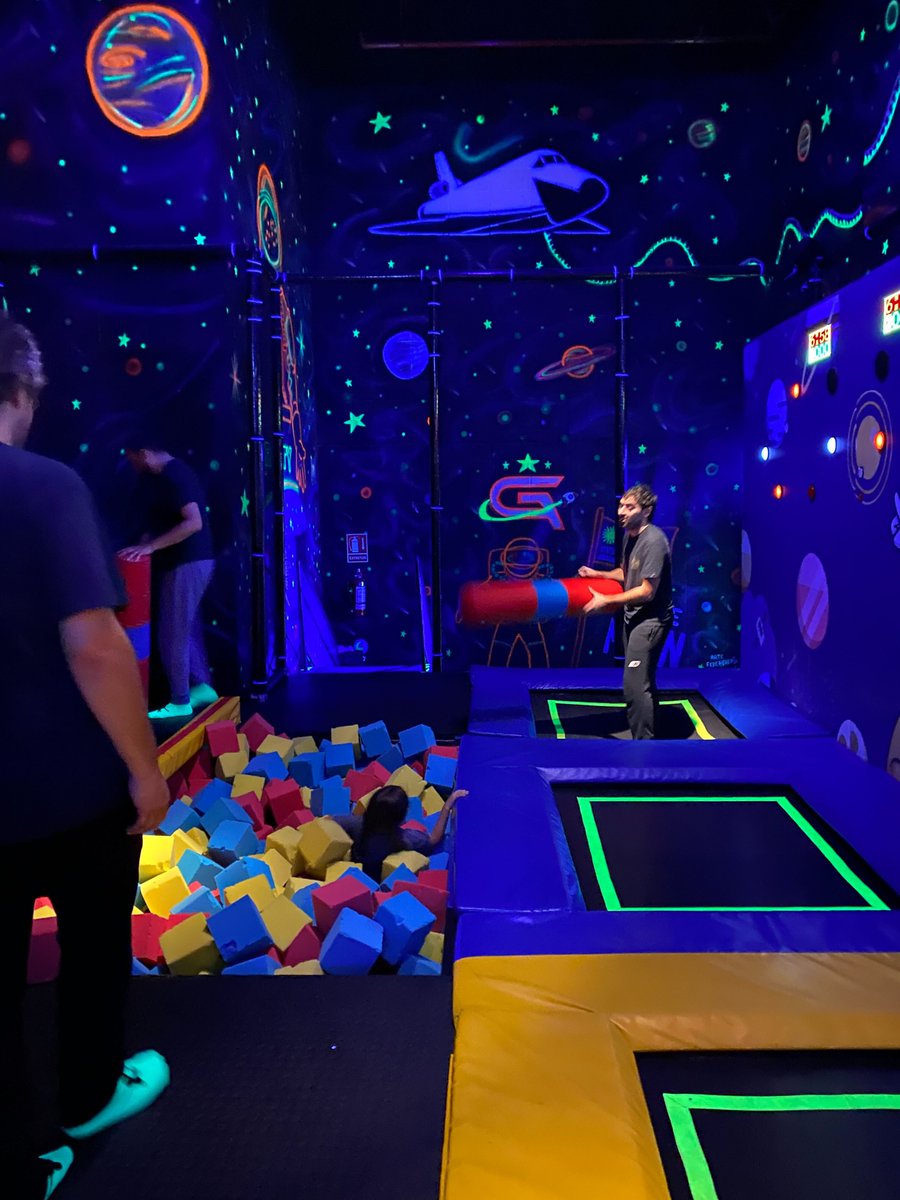 Nuestro equipo de QA nos propuso un after diferente en Gravity Montevideo 🧗‍♀️🤸‍♀️⛹️‍♀️🦘 Compartimos algunas fotos de la actividad😃