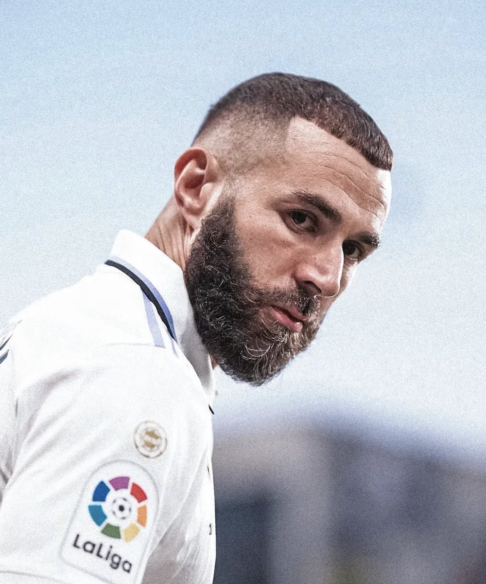 3AtTheBackFC's tweet photo. 🚨 𝐁𝐑𝐄𝐀𝐊𝐈𝐍𝐆 𝐍𝐄𝐖𝐒: 

Karim Benzema is closer to leaving Real Madrid than staying, but the decision is still not fully taken yet. #RealMadrid ⚪️

- @jfelixdiaz, @MadridXtra https://t.co/p4n0Mz4HE1