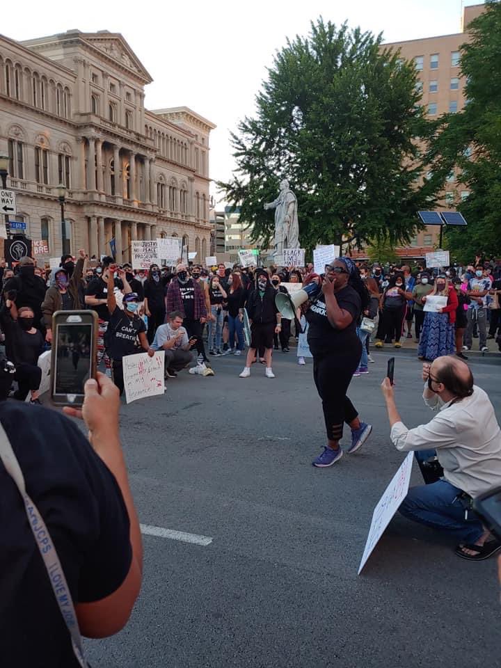 Seasoned4u's tweet photo. May 29, 2020 was significant. We knew we were not going anywhere. The police and administration refused to comply even though we knew #LMPDisGuilty. Every day during the #JusticeforBreonnaTaylor Movement at #InjusticeSquare, we all wore tee shirts with a message. Although there were some agents and fakers, those shirts helped us identify our people. I don’t know about y’all but I got a big bin full of social justice tees next to my bed. It grew so much in #2020. My husbands and kids collections grew too. If you know me, you know I don’t wear a lot of branding but I will rock a tee with a message:-) From #StandwithBlackWomen to #BreonnaTaylor to #NoMoreNoKnocks to #BlackLivesMatter to #TheBailProject to #GeorgeFloyd to #100DaysatInjusticeSquare, there was a shirt to take you there. Please share your favorite quote, memes, pictures, shirts from 2020 and beyond here or at https://t.co/wfcQ0bwXFp
#memorialday #memorialdayweekend #MondayMotivation #endpolicebrutality #endgunviolence #endthestigma #mondaymood❤️ #wedeservebetter #wegettheretogether