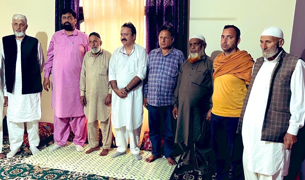 chzulfkarali's tweet photo. Visited Peeri along with colleagues to meet Chowdhary Makhan Din sb at #Peeri, who is proceeding for Haj Pilgrimage this year, urged him to pray for peace and prosperity of #JammuAndKashmir https://t.co/mJRqAGQ7Tw
