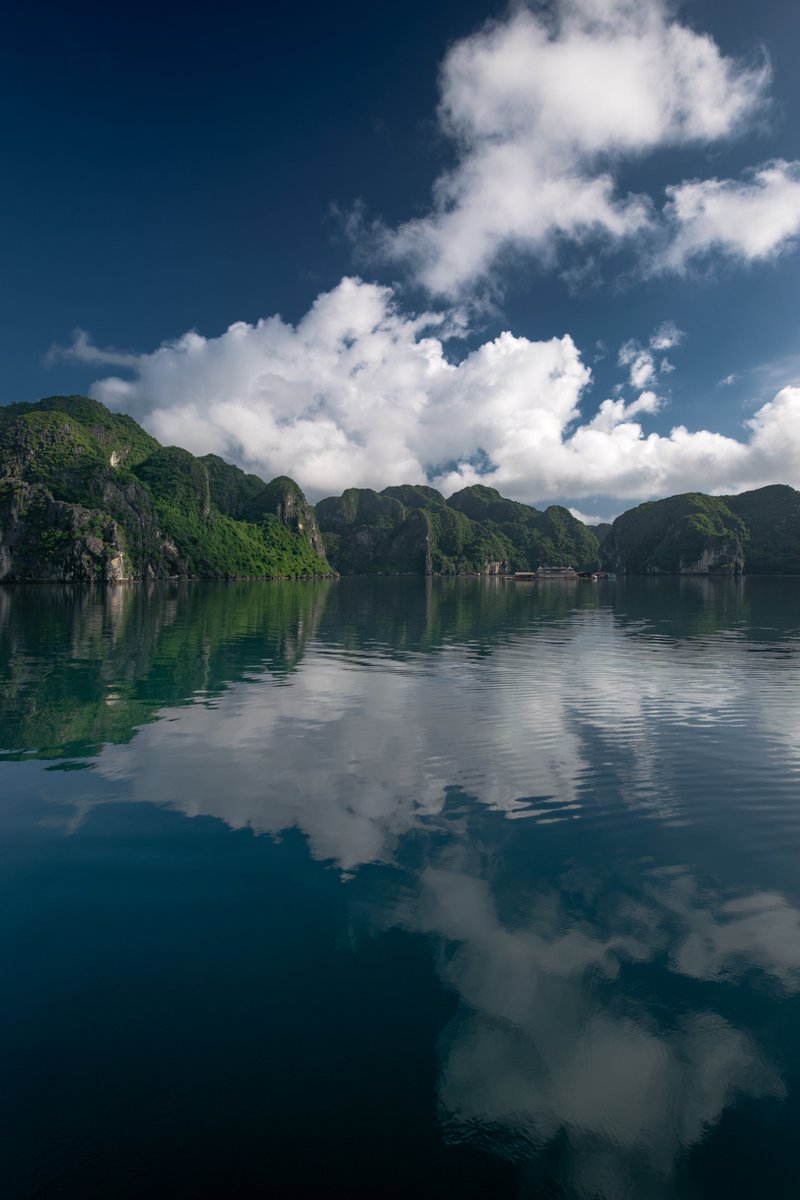 Reflections.
📍 Somewhere in Ha Long Bay
🇻🇳 Ha Long Bay
🗓️ 2022-08-23