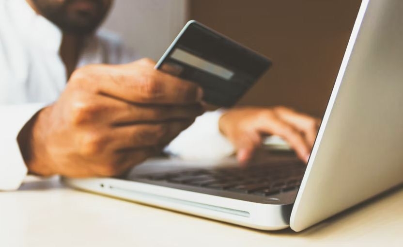 IndiansVoiceUK's tweet photo. Customers in the UK fall victim to FB, Insta online shopping scams every 7 min: Report. 
#onlineshopping #SCAM #Facebook #instagramhack 
https://t.co/CYRnZQ4APG https://t.co/r6clOfAJqQ