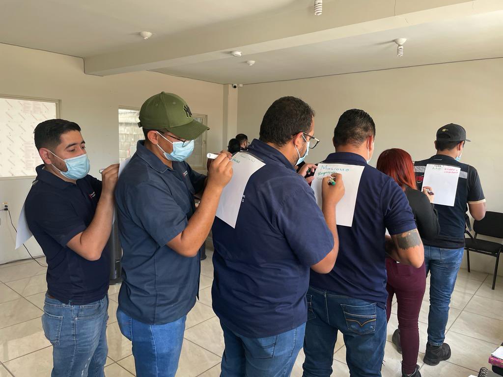 InfamDgo's tweet photo. 🧠 Hacer consciencia  de la importancia del cuidado de nuestro bienestar físico y emocional a través del reconocimiento de las emociones, es lo que colaboradores de DSI aprendieron a través del Taller de Autocuidado🫂✨

#ElFuturoEsContigo 
#ConciliaciónYCorresponsabilidad https://t.co/zpYcsK91Za