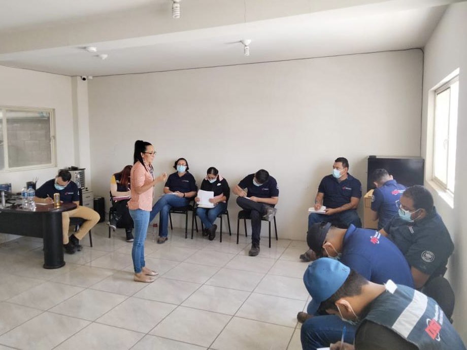 InfamDgo's tweet photo. 🧠 Hacer consciencia  de la importancia del cuidado de nuestro bienestar físico y emocional a través del reconocimiento de las emociones, es lo que colaboradores de DSI aprendieron a través del Taller de Autocuidado🫂✨

#ElFuturoEsContigo 
#ConciliaciónYCorresponsabilidad https://t.co/zpYcsK91Za