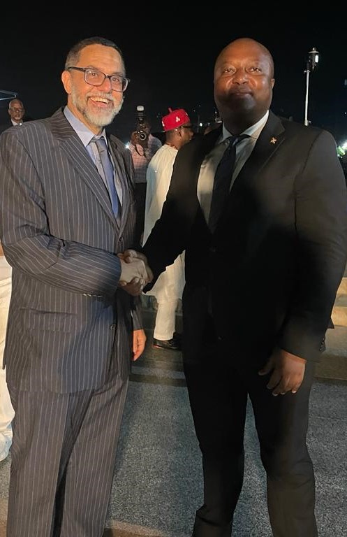 Le #Maroc peut légitimement se prévaloir de jouer un rôle dynamique au sein de l'UA en contribuant activement à la réalisation de l'Agenda2063 et en investissant dans ses projets phares, a soutenu M. Slaoui lors de #AfricaDay, en présence  du Ministre #Burundi SE <a href="/AShingiro/">Amb. Albert SHINGIRO</a>.