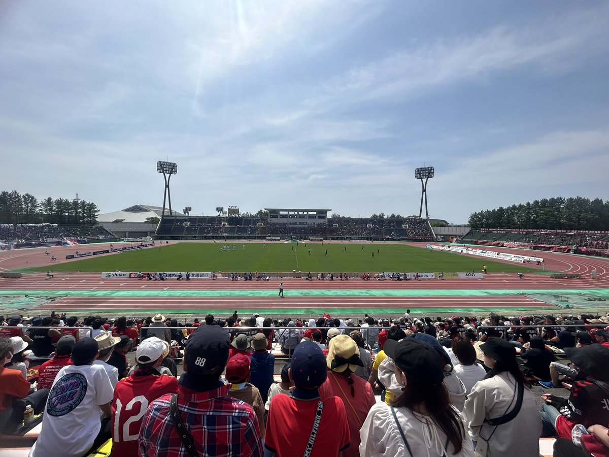 ketakon68's tweet photo. 良いときも悪いときも足を運んでます🚶‍♀️
アウェー行ける時は行けてる！
アウェーの金沢の来場者プレゼントのトートは使い勝手良いね♪♪

 #vfk
#ヴァンフォーレ甲府
#ツエーゲン金沢 https://t.co/zhx3qakjBy