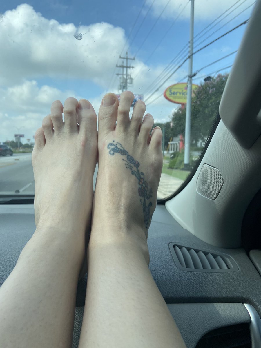 MamaToezz's tweet photo. Road trip toes https://t.co/O8e9DFykHB