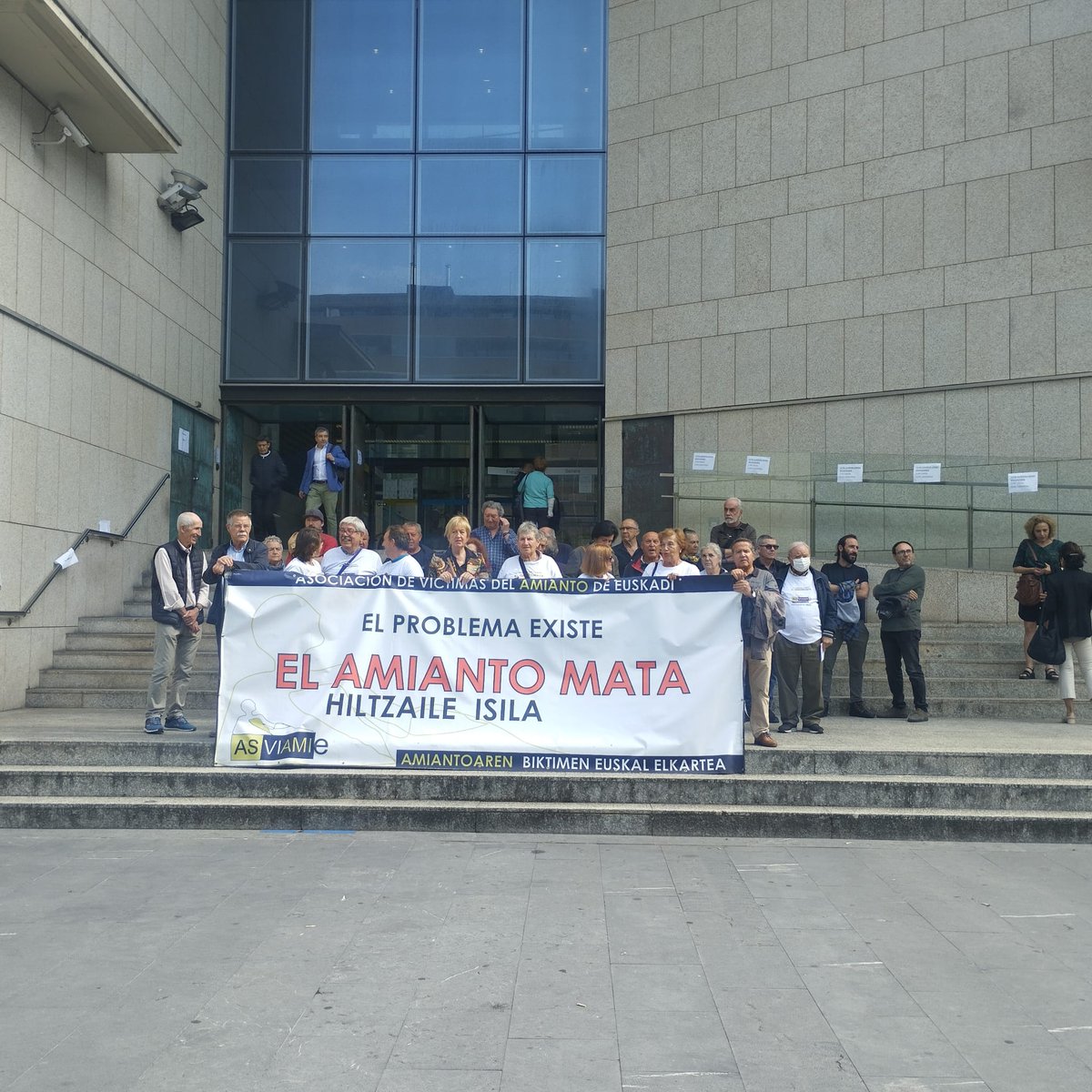 labcaf's tweet photo. Beste behin #CAF|en #amiantoa|z gaixotutako langile bat epaitegietara joatera kondenatua dagokion kalteordaina erreklamatzeko. Beste behin zigor bikoitza.

Gu beste behin langilearen eta bere familiaren alboan egon gara eta horrela segiko dugu behar den guztietan.

#asviamie https://t.co/c3kZZvcNV1