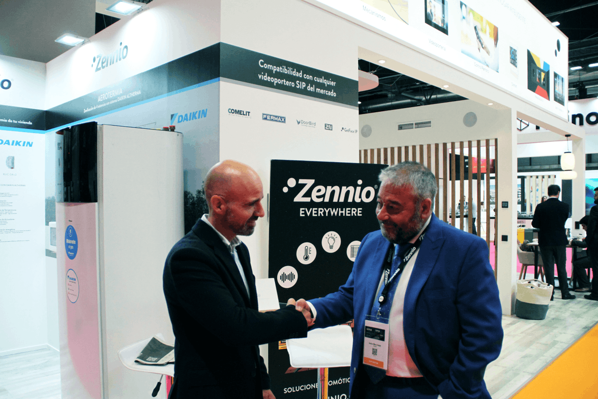 ZennioSpain's tweet photo. Encuentro de Jesús Mora, Director Comercial en @ZennioSpain, y David Del Valle, Director en #Comelit Group en @simaexpo
Todo un placer colaborar en la integración de los #videoporteros #Comelit con la #tecnología #domótica de #Zennio
#ZennioEverywhere
https://t.co/zg2lgOSVXm https://t.co/d7GYXdAYD2
