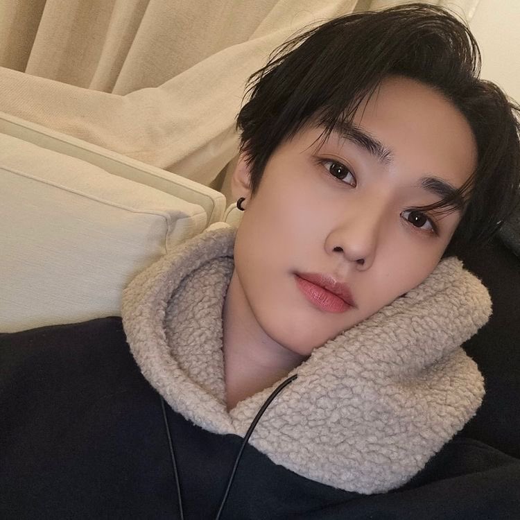 🍰| 

يوم ميلاد سعيد لصاحب الصوت الملائكي جيكوب! جيكوب المليء باللطف والجمال وفي الوقت ذاته مليء بالروعة! صاحب الصوت الذي يجمع بين القوة والمهارات وبين الراحة والهدوء! نتمنى أن يستمر بإظهار جوانبه المختلفة.. ونتمنى لجيكوب  أياما مليئة بالحب والسعادة برفقة الأعضاء والذابيز🥺🤍..