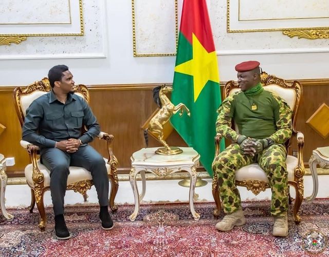 TheCameroonianZ's tweet photo. Samuel Eto’o reçu aujourd'hui par le Président de la Transition du Burkina Faso, le Capitaine Ibrahim Traore.

#Cameroon https://t.co/VofF77hYfe