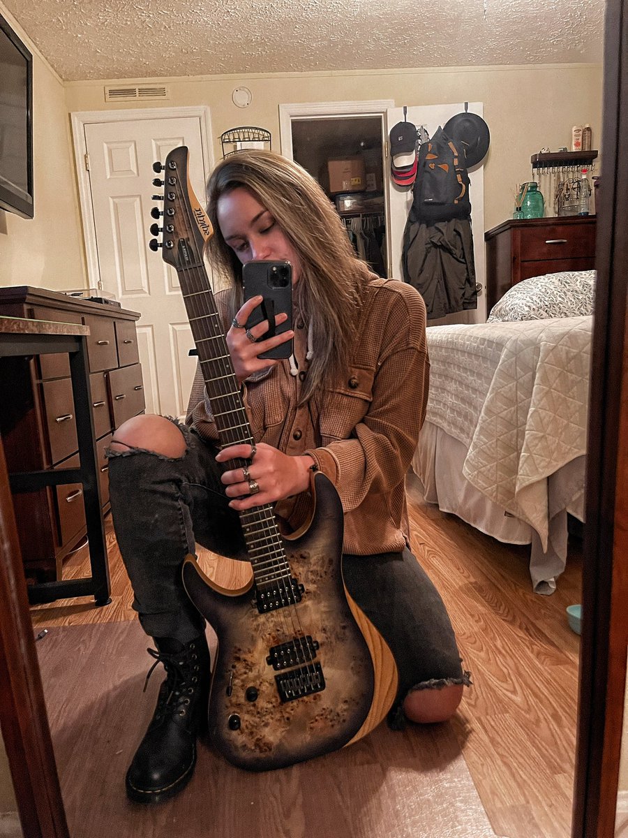 brookefgl's tweet photo. New addition to the guitar family 🤘🏼 
#schecter https://t.co/Ui2XjSUd31