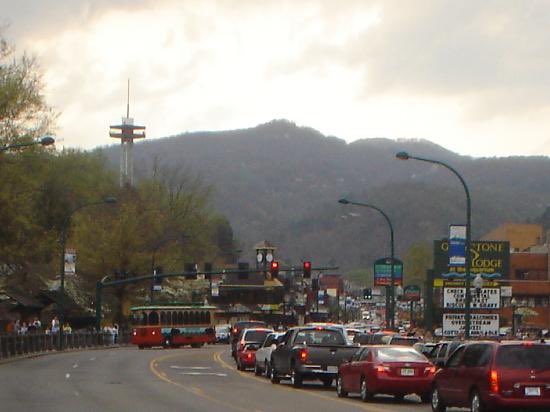 RideAllNightYT's tweet photo. Spent some time in Gatlinburg yesterday and just thinking about how awesome that area would be if Parkway didn’t cut straight through it. https://t.co/nVrbhwKLyr
