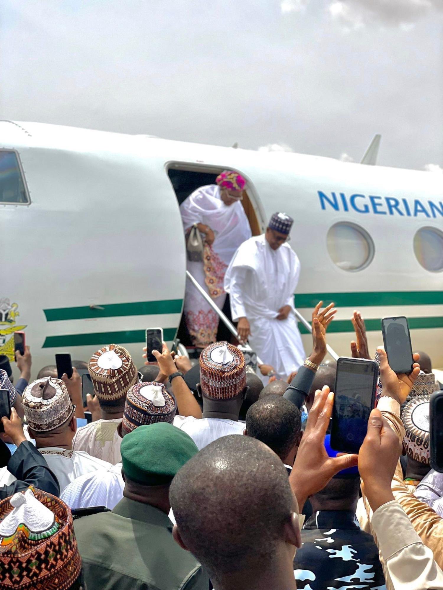 FxTfX_hXsAQemI4?format=jpg&name=large Buhari arrives Katsina after handing over (Photos)