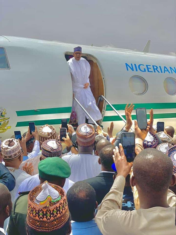 FxTfX_iX0AMXEjF?format=jpg&name=medium Buhari arrives Katsina after handing over (Photos)