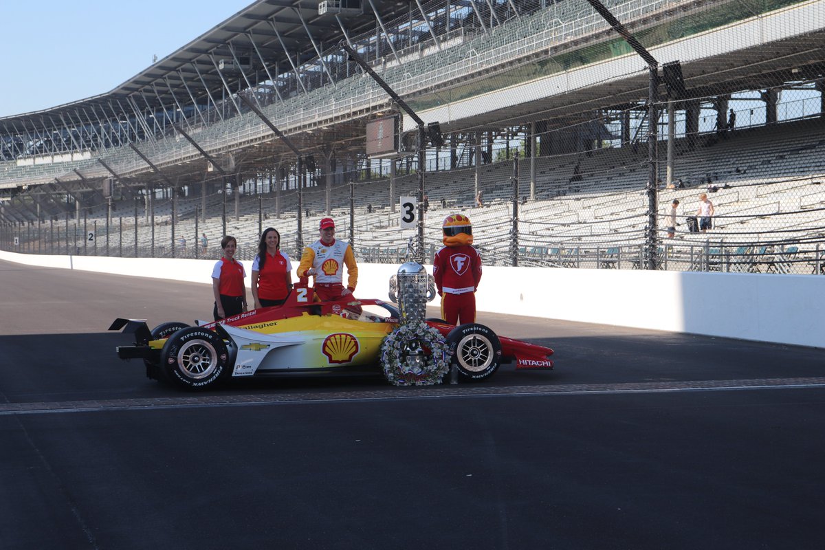 jackson2lincoln's tweet photo. E quem disse que não vale ficar para o #DayAfter??
Olha aí as fontinhas na mesma hora que estão sendo tiradas do vencedor da prova!
#Indy500 #ThisisMay #BlogNAIndy500 #IndyCar #IndyFã #FormulaIndy https://t.co/RmNfZwOlya