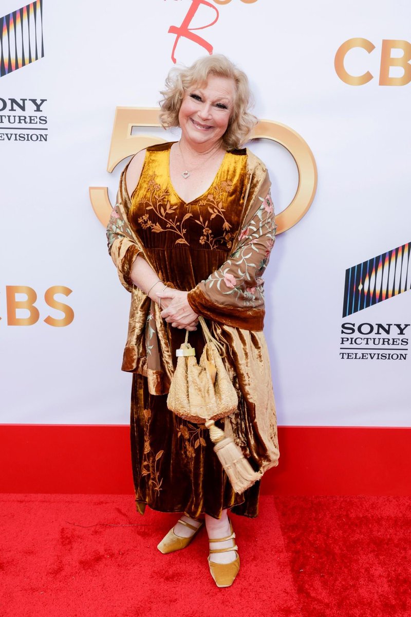 Hope your day is as bright as @BethMaitlandDQB’s smile! Happy #MaitlandMondayYR friends. Have a safe and blessed Memorial Day & a wonderful week ahead! #YR #TeamTraci #TraciAbbott #YR50