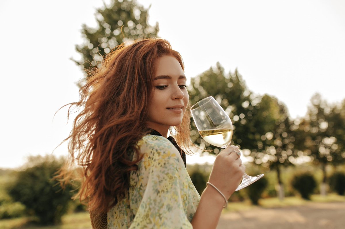 WineNewsIt's tweet photo. I #vinibianchi italiani guardano sempre più all’#invecchiamento. Ma è davvero la strada giusta? In tanti investono sempre più su un percorso diverso da quello che ha fatto dell’#immediatezza e della #leggerezza il successo dei bianchi tricolore, https://t.co/SplIyaGeLG https://t.co/vTBxb4Zno5