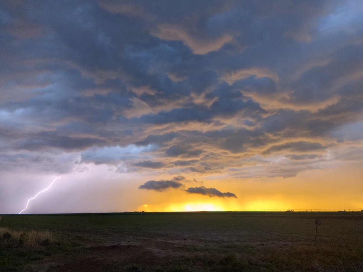 pgradydixon's tweet image. Fun chase yesterday in the OK panhandle with @GeoFHSU students and @MooreClimate .