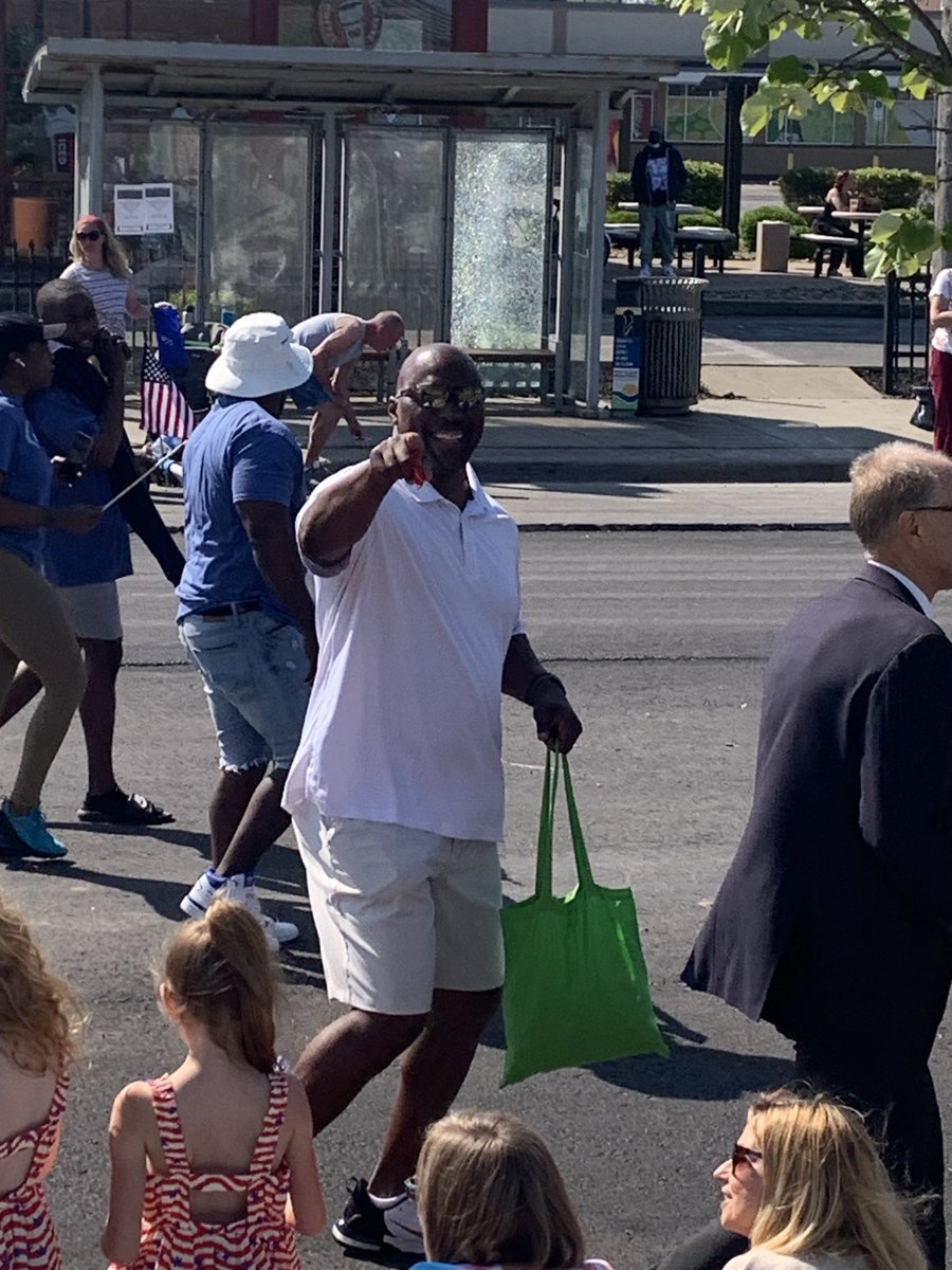 He passes out candy in parades too! ⁦<a href="/MacStephens/">Mac Stephens</a>⁩ ⁦<a href="/countryroadmama/">One Nine Sports</a>⁩ ⁦<a href="/B_Biggom/">Brandon Biggom</a>⁩