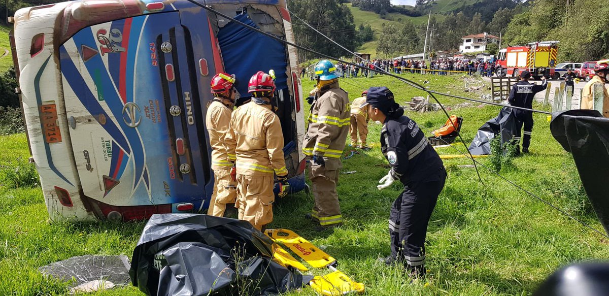 Sanchezmendieta's tweet photo. Dos muertos y 12 heridos deja el vuelco de un bus de la cooperativa Santa Isabel, en el sector de Cumbe, en la vía #Cuenca - Loja. Reporte del Cuerpo de Bomberos de Cuenca. https://t.co/ZzlIT6vaPT