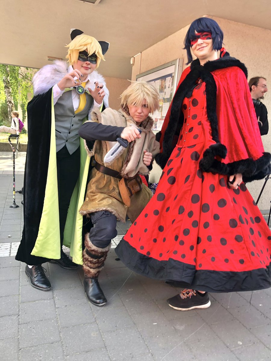 We're the best trio😎 Was so nice to get to meet the Cat Noir cosplayer again, we missed Ladybug at LBM this month! #miraculouscosplay #miraculous #vinlandcosplay #vinlandsagacosplay #VINLAND_FANART2